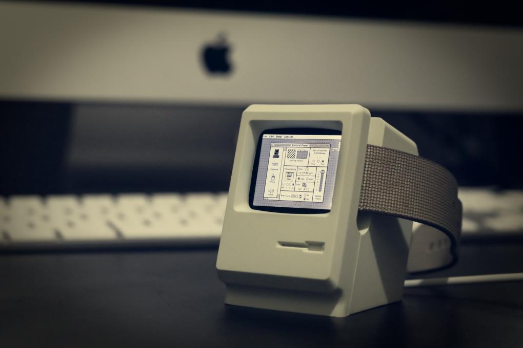 Apple Watch Macintosh Stand