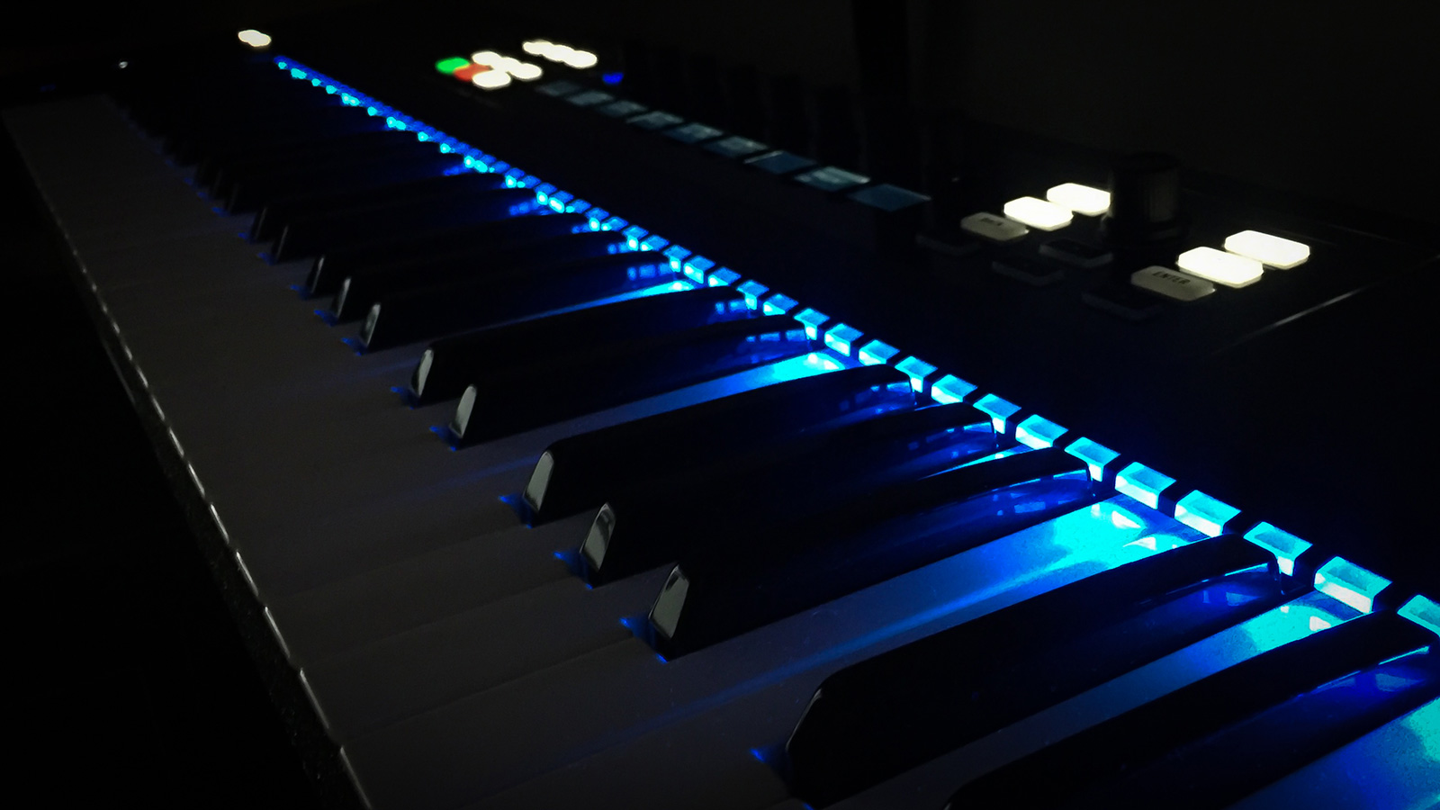 Native Instruments KOMPLETE KONTROL S61 : やっぱりキーボードは鍵盤 ...