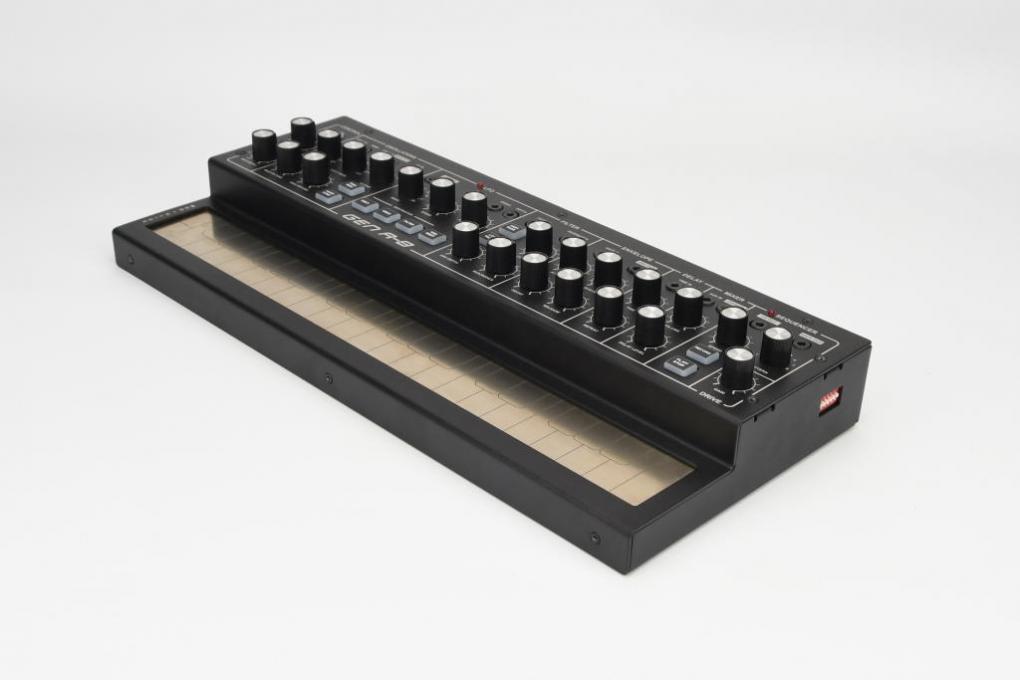 Stylophone からステップシーケンサーやMIDI端子を搭載した本格的な