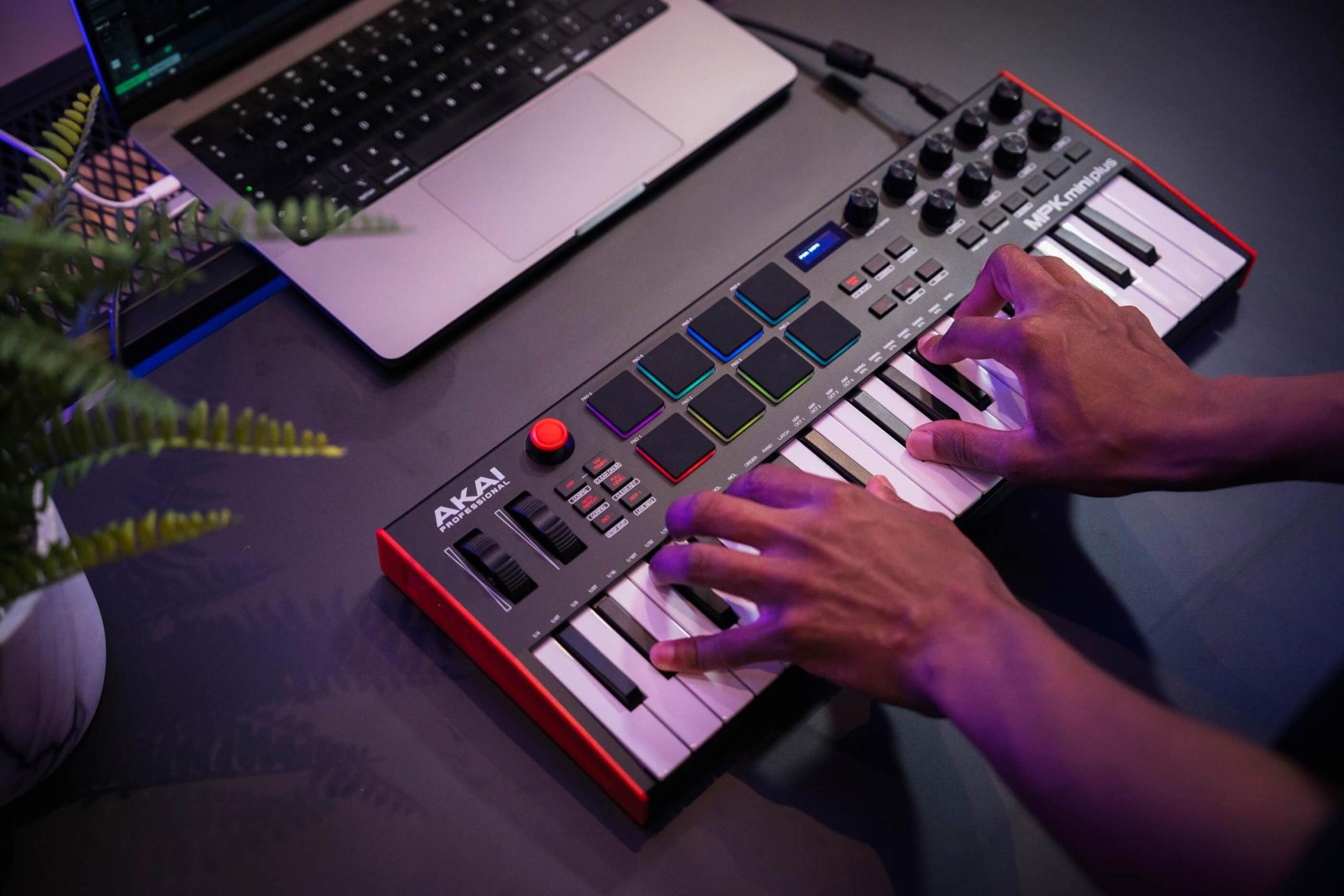 AKAI Professional MPK mini plus モジュラーシンセに対応した 37鍵 MIDIキーボードの決定版