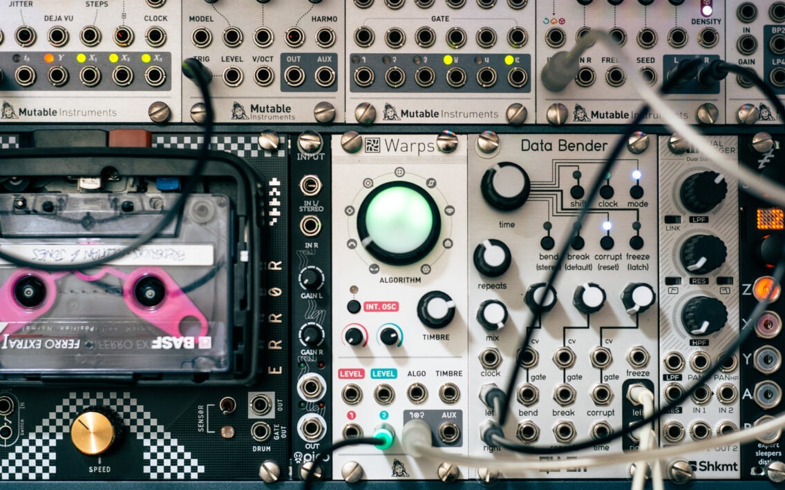 Mutable Instruments Warps - 入力サウンドを次元変換するメタ・モジュレーター